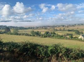 Hilltop Cottage, hotel with parking in Thropton