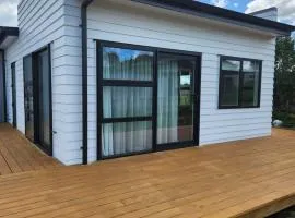 Aberdeen Cottage with Hobbit House sleep-out