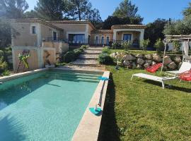 Superbe villa avec piscine, hotel with parking in Saint-Alexandre