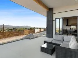 Desert Ridge - Hot Tub, Fire Pit, BBQ, Out Door Shower & Incredi home