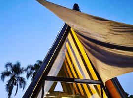 Chalé Aconchegante - TEMOS O CHALÉ BRANCO DISPONÍVEL NESTE FINAL DE SEMANA, luxury tent in Camboriú