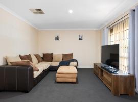 Bea-Vic Home. Your home away from home., hotel in Kalgoorlie