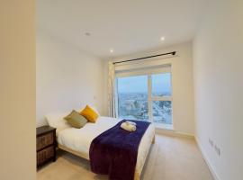 Luxurious Comfy Penthouse - Steps to East Croydon Train Station - Views, ξενοδοχείο στο Κρόιντον