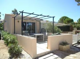 Gîte T2 avec Terrasse et Parking - Proche des Thermes - FR-1-503-147