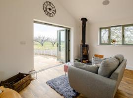 Bramley Cottage, holiday home in North Weald