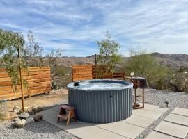 Verdin's Nest - Romantic Retreat with Hot Tub Under the Stars! home, hotel in Morongo Valley