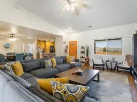 Colorful Cactus - Hot Tub, BBQ and Fire Pit! home