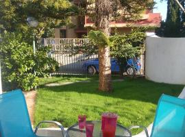 Casa al Mare con Giardino Privato, apartamento em SantʼAndrea