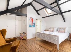 Stylish Cornish Village 3 bedroom house old Newlyn, Hotel in Newlyn