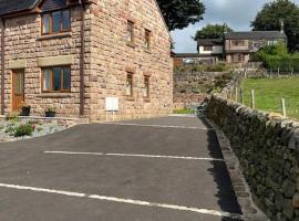 Staycation 3-bedroom home with panoramic views free off road parking, hotell i Endon