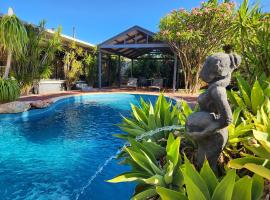 Tranquil Gumnut Cottage - Close to Airport, hotel with pools in Perth