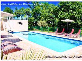 SOUS UN OLIVIER Gîte Le Chêne, au calme avec climatisation et piscine, Hotel in Lablachère
