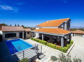 Villa Enna with heated pool, Zadar, hotel v destinaci Crno