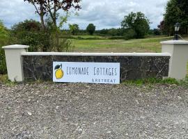 Kilmurry McMahon에 위치한 저가 호텔 Lemonade cottages