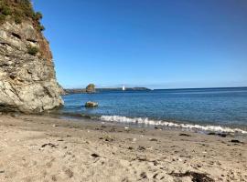 Stunning Apartment, balconies, private beach, coast path, Hotel in Charlestown