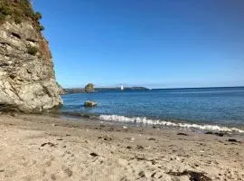 Stunning Apartment, balconies, private beach, coast path