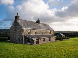 Castell Y Waun- Beautiful and spacious country farmhouse with luxury Hot Tub & Grounds, rumah percutian di Carmarthen