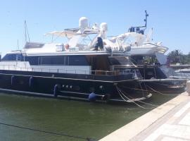 Yatch Nelly Blue Rome, laivas mieste Lido di Ostia