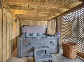 The Bolt Hole -Luxury 3 bed cottage with hot tub! Silverdale, hótel í Silverdale