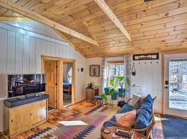 Hike and Swim On-Site Cozy Falls Brook Cabin, hotel v destinaci Williamsville Station