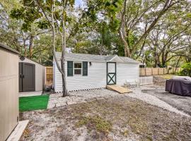 Tropical Palm Harbor Studio Walk to Gulf!, apartment in Palm Harbor