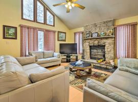 Hot Tub and Deck Pet-Friendly Poconos Getaway!, hotel v destinaci Bushkill