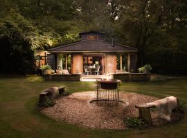 Luxury Boltholes cabin in the woods with hot tub, lacný hotel 
