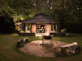 Luxury Boltholes cabin in the woods with hot tub, hotel met parkeren in Five Oaks