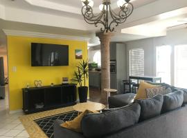 Cheerful 4 bedroom home with pool and BBQ area with 5th bedroom option, nyaraló Brownsville-ben