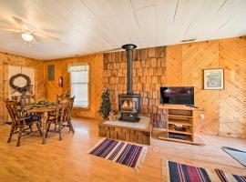 The Burgundy Cabin Iowa Retreat Pond and Fire Pit, holiday rental in Spragueville