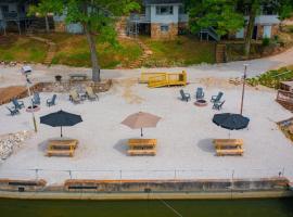 Lakeshore Fishing Cabin #3, Ramp, dock, fire pit, hotell i Lake Ozark
