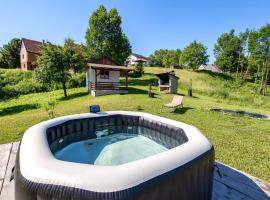 Stunning home in Gomirje with 2 Bedrooms, Jacuzzi and WiFi, hotel a Gomirje