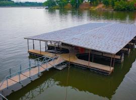 Lakeshore Fishing Cabin #12 , dock/boat slip/ramp on location, cottage à Lac des Ozarks