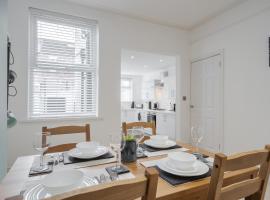 Denebank Lodge - Anfield Apartments, cabin in Liverpool