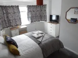 Modern, well located en-suite rooms with parking - Orbitat Accommodations