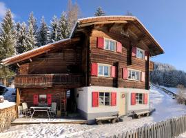 Sonniges Chalet Arosa für 6 Pers alleinstehend mit traumhaftem Bergpanorama, casa de campo em Langwies