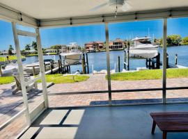 Cheerful home with two Bedrooms, hotel near Dolphin Marina, Cape Coral