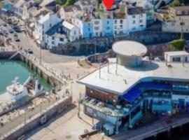 Mariners Cottage - Waters edge Fisherman's Cottage, Harbour & Sea Views & Free Dedicated Parking, hotel in Brixham