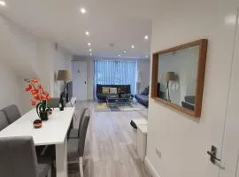 Daisy Lodge - Spacious Two Bed Flat - Parking, Netflix, WIFI - Close to Blenheim Palace & Oxford - F1
