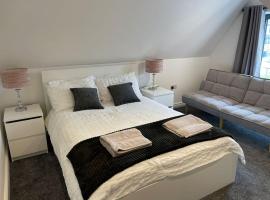 Rosey Lodge -1Bedroom Cousy Flat - Parking, Netflix, WIFI - Close to Blenheim Palace & Oxford - F5, cabin in Kidlington