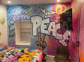 Art Deco Graffiti Suite, Hotel in Philadelphia