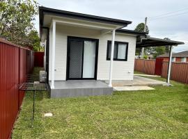 Fragrant Home-68A Brand New 2 rooms House with beautiful private garden and entrance,5G wifi, hôtel à Doonside près de : Club RSL de Rooty Hill