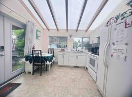 Separate access suite , separate kitchen, bathroom, hytte i Surrey