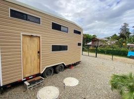Tiny house with extended camping area for large groups, mini casa em Puerto Viejo