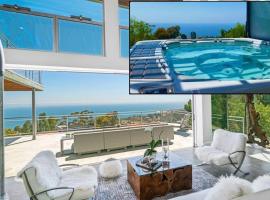 Malibu Glass House: Architectural w 180deg Views, hotel with jacuzzis in Malibu