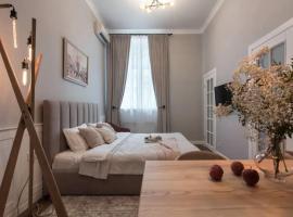 Hidden gem with its own private entry at Lypky, apartment in Kyiv