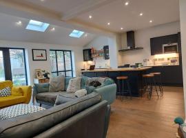 Beach House, with BBQ lodge and Hot Tub! – hotel w Bournemouth