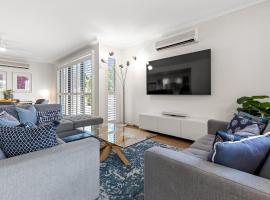 City oasis - 3 BR apt. on Maroochy river, pool, AC, accessible hotel in Maroochydore