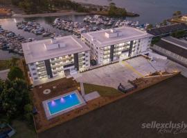 Marina Point, hotel near Spinnaker Sound Marina, Sandstone Point