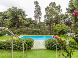 Marvelous, Secluded Villa w/ 3 BR , Pool & Garden, Kavos, casa vacanze a Isthmia